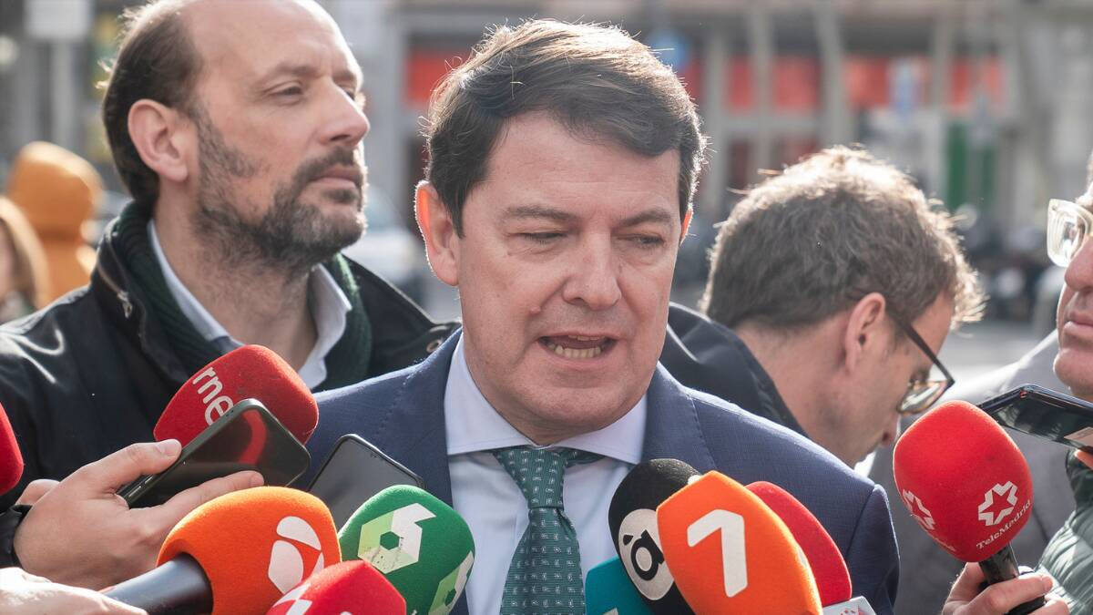 El presidente de la Junta de Castilla y León, Alfonso Fernández Mañueco, atiende a los medios a su llegada a la Junta Directiva Nacional del PP.