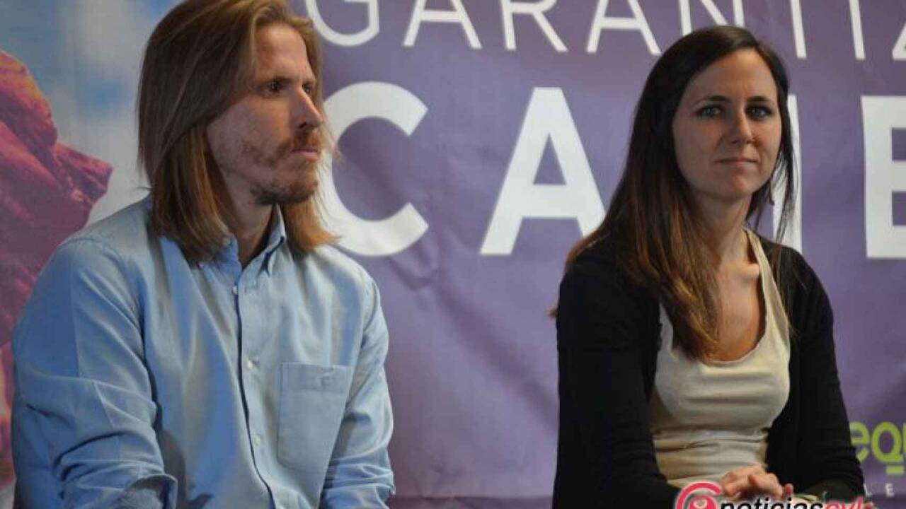 Belarra en un acto de Podemos, junto a Pablo Fernández.