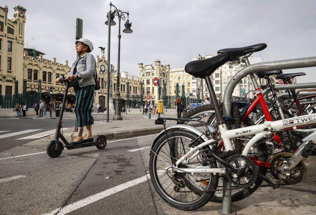 Una mujer con un patinete eléctrico en un carril bici del centro de Valencia
