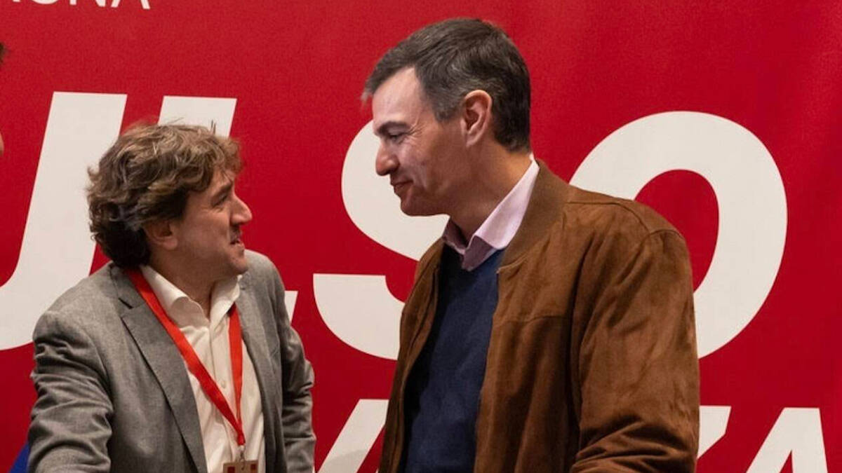 Eneko Andueza con Sánchez en la convención del PSOE