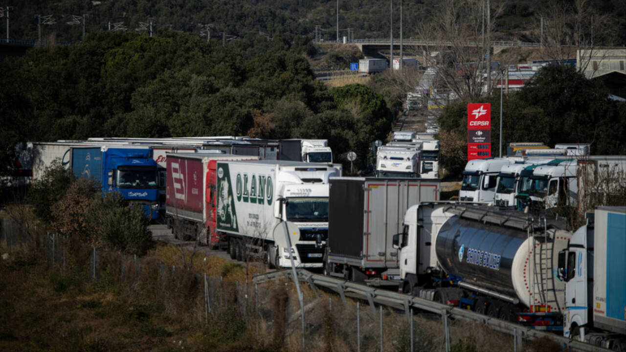 Camiones españoles atascados en la frontera con Francia.