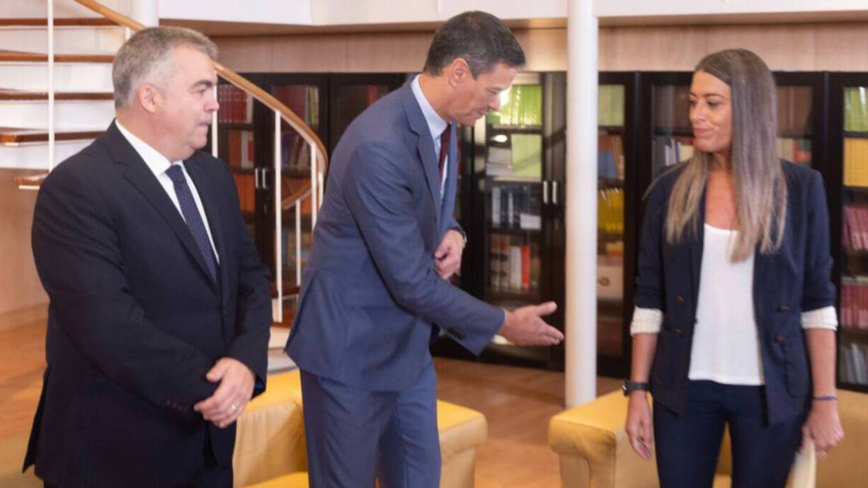 Santos Cerdán, 'número 3' del PSOE, y Pedro Sánchez junto a Míriam Nogueras, portavoz de Junts