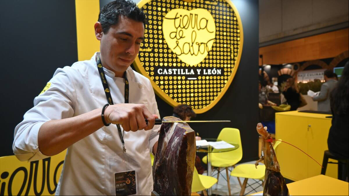 El maestro cortador Diego Hernández haciendo una demiostración en el stand de 'Tierra de Sabor' de productos de Castilla y León en Madrid Fusión. (FOTO: Junta de CyL)