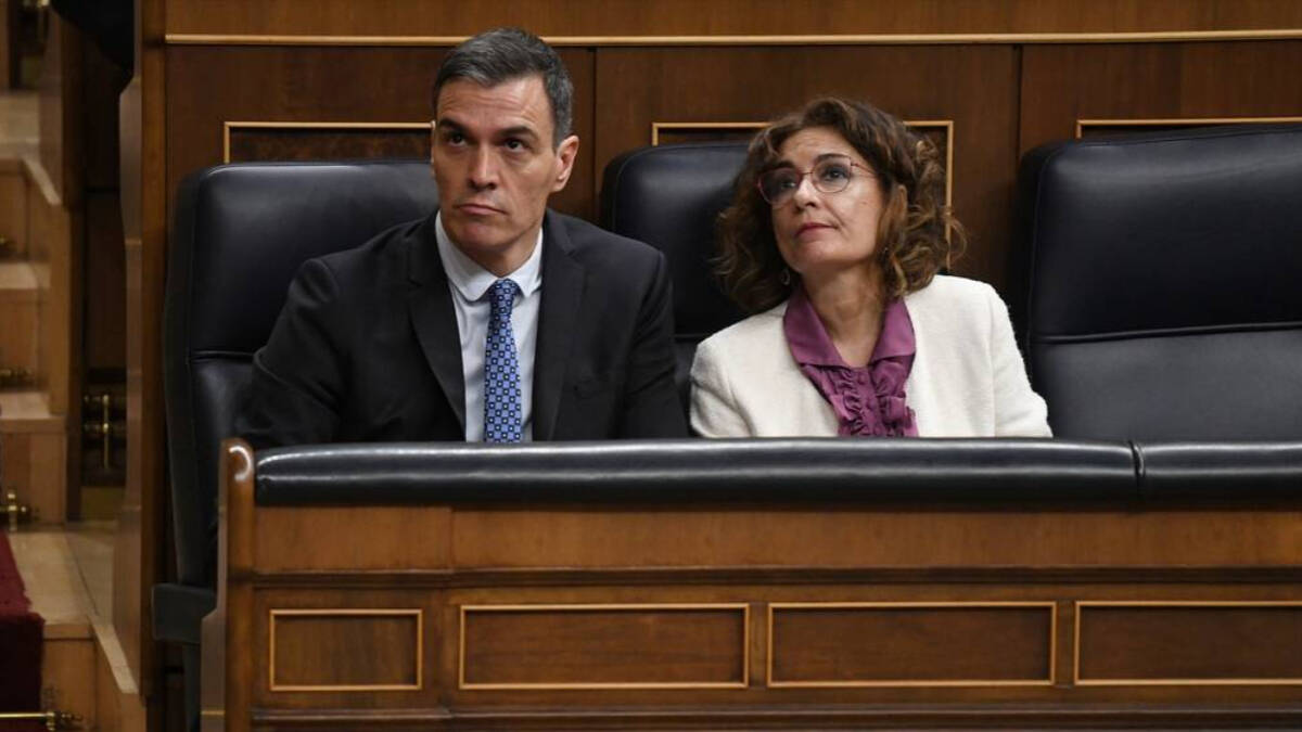 Pedro Sánchez y María Jesús Montero observando la caída de la Ley de Amnistía en el Congreso