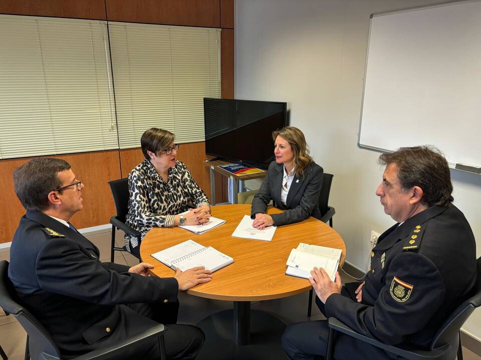Reunión de trabajo entre Carrasco, García Valls y el comisario jefe de la Policía Nacional