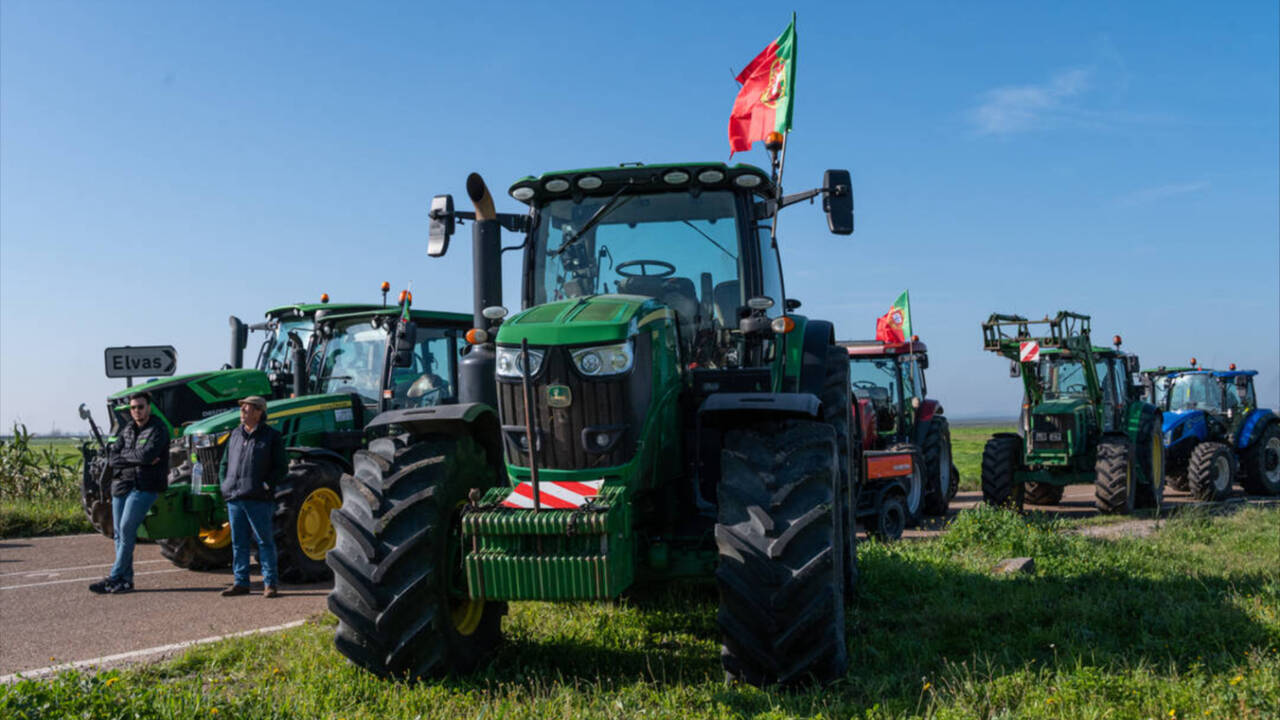 Los agricultores portugueses bloquean la frontera con España en Salamanca, Extremadura y Andalucía.