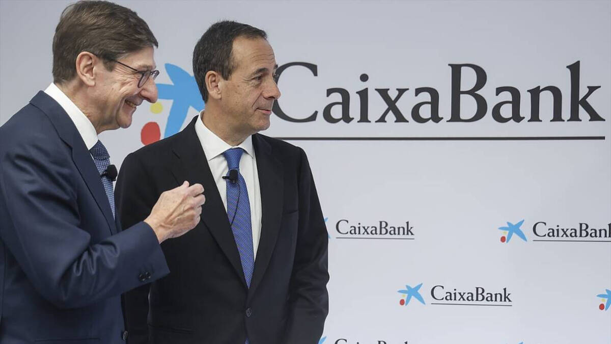 El presidente de CaixaBank, José Ignacio Goirigolzarri (i), y el consejero delegado de la entidad, Gonzalo Gortázar