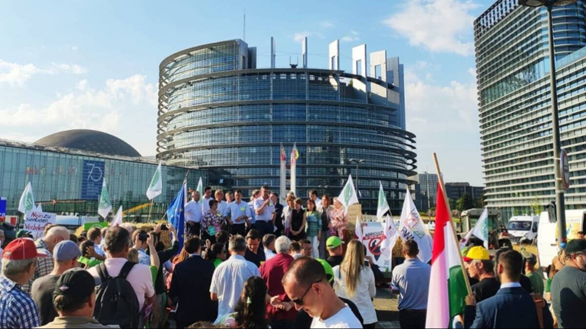 Concentración de agricultores a las puertas del Parlamento Europeo