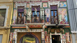 La casa más original de Valencia con penes gigantes y mujeres de tres pechos