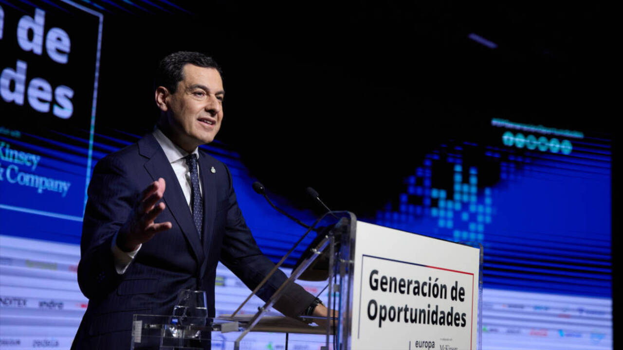 El presidente de la Junta de Andalucía, Juanma Moreno, interviene en el foro Generación de Oportunidades en Madrid.
