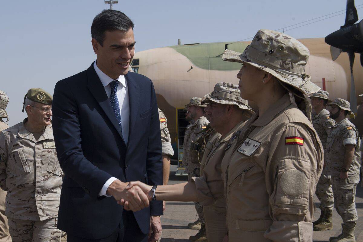 Pedro Sánchez saluda a una militar.