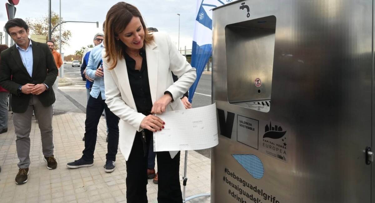 La alcaldesa de València, María José Catalá, preside la puesta en marcha de una fuente de agua refrigerada PUSDAR en el distrito de Rascanya