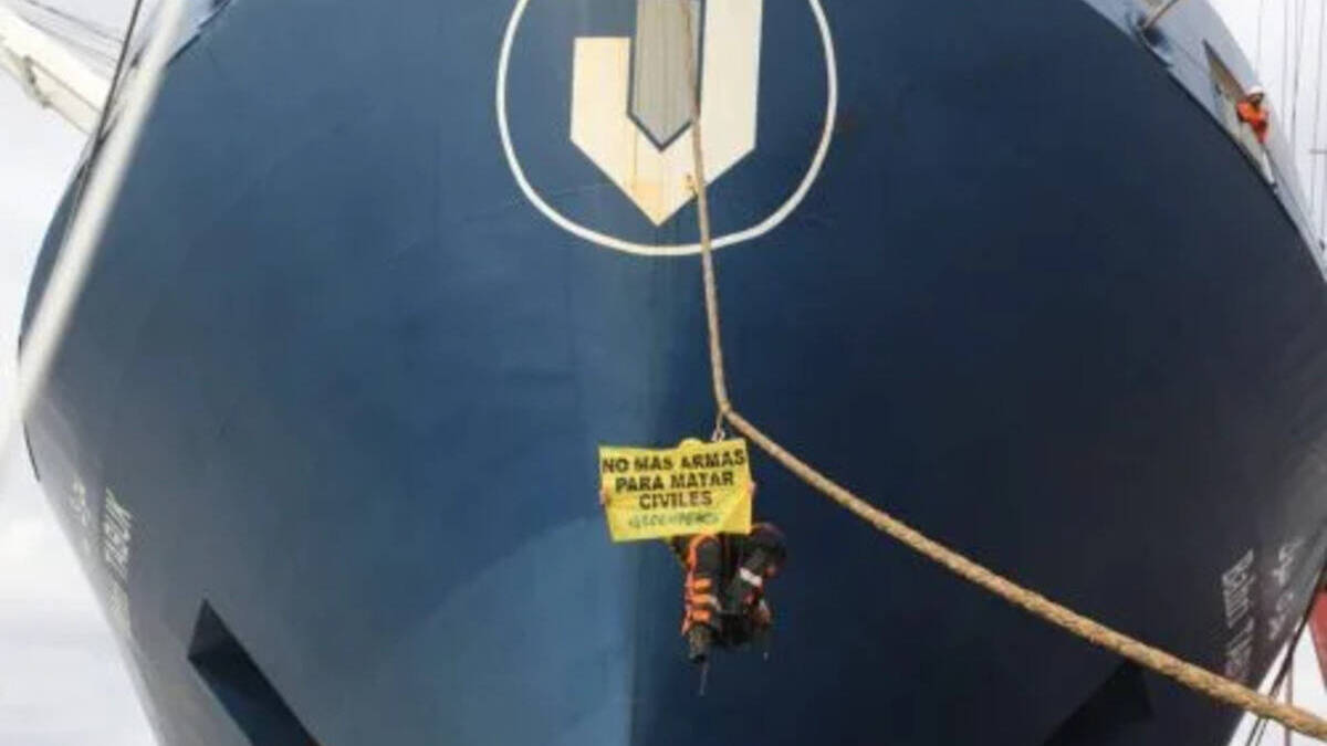 Protesta de Greenpeace ante el barco Bahri Tabuk