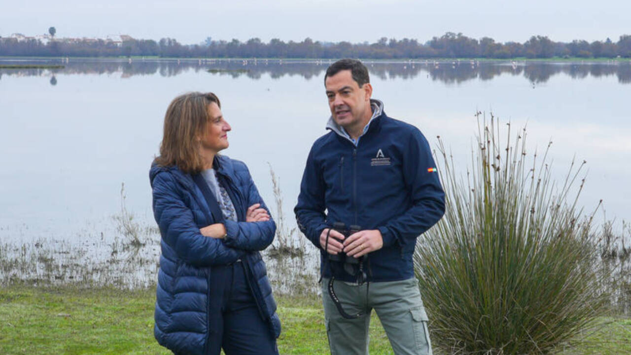 El presidente de la Junta de Andalucía, Juanma Moreno, y la ministra de Transición Ecológica, Teresa Ribera, durante la visita al Parque Nacional de Doñana en noviembre.