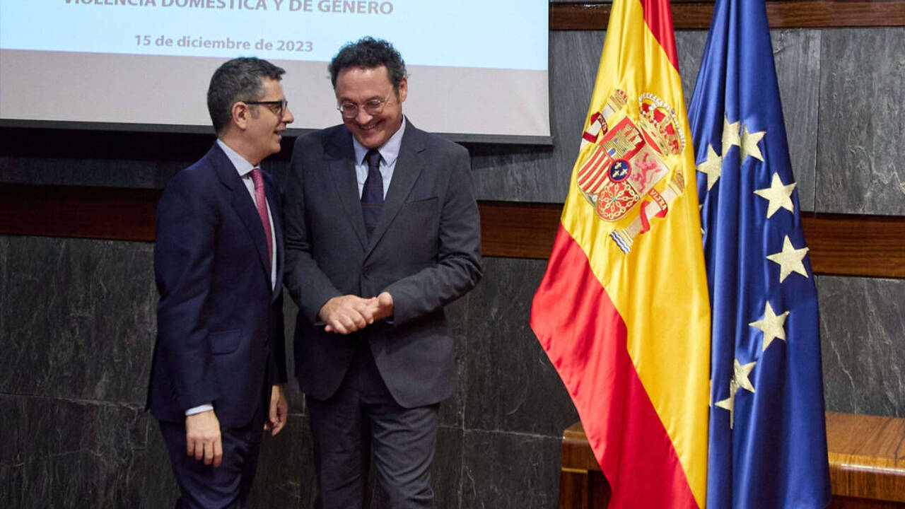 El ministro de Justicia conversa con el fiscal general del Estado durante un acto en Madrid
