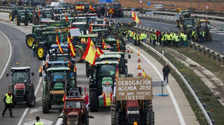 Las tractoradas paralizan España: el sector agrario ruge mientras Sánchez calla
