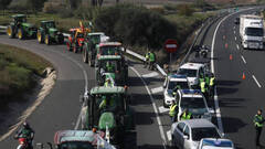Los agricultores colapsan con tractores los accesos a las capitales andaluzas