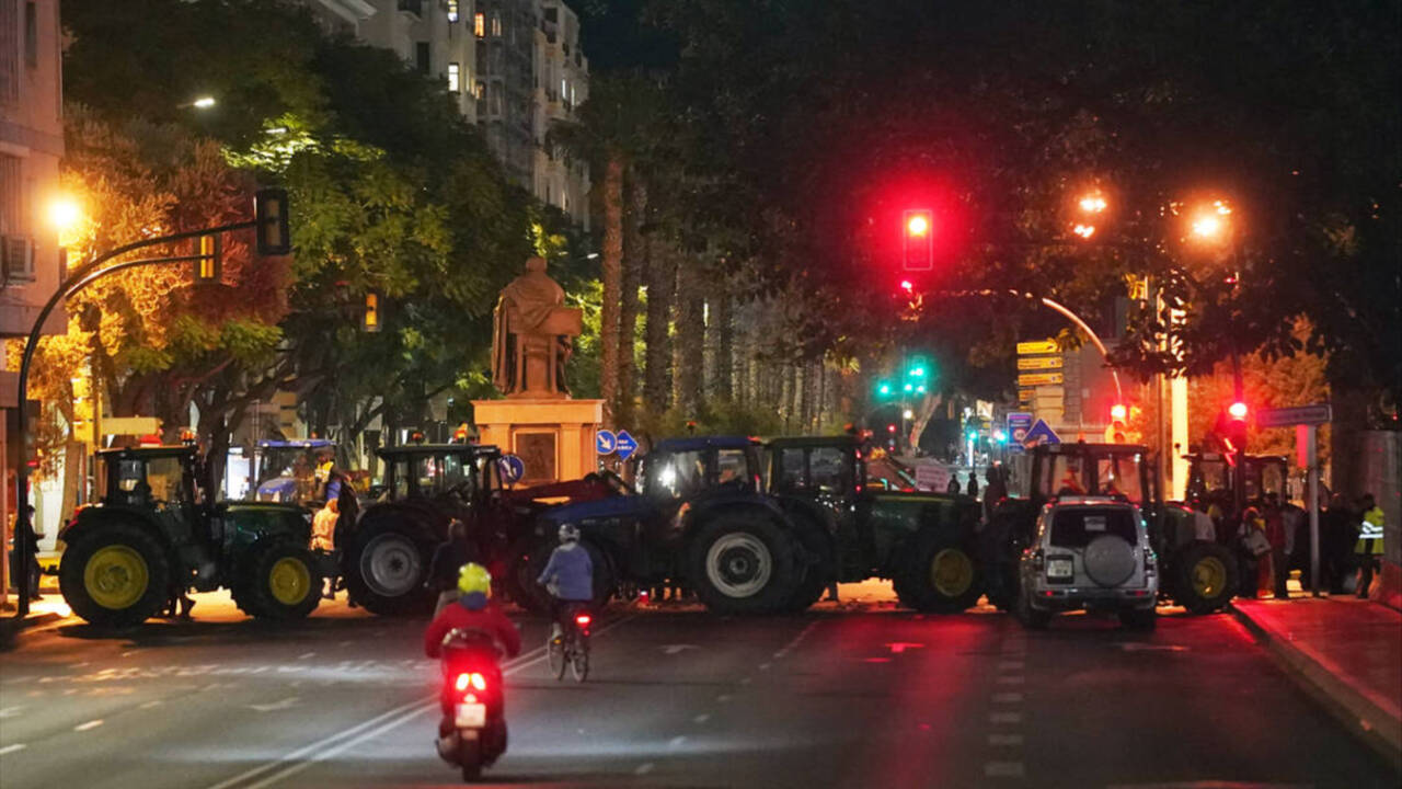 Los tractores cortan el acceso al Puerto de Málaga.