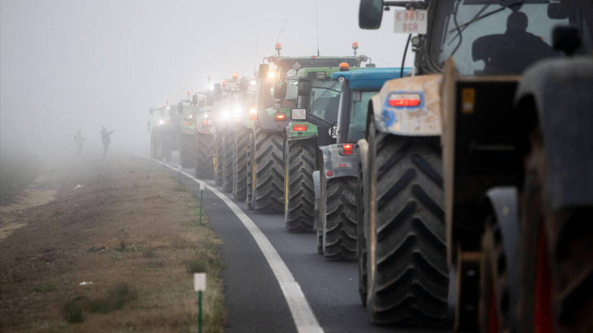 Agricultores durante una manifestación de tractores cortan la A-2 a su paso a Fondarella, en Lleida, Cataluña.