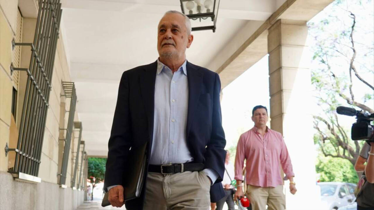 El expresidente de la Junta de Andalucía, José Antonio Griñán llegando a los juzgados de Sevilla en el mes de marzo.