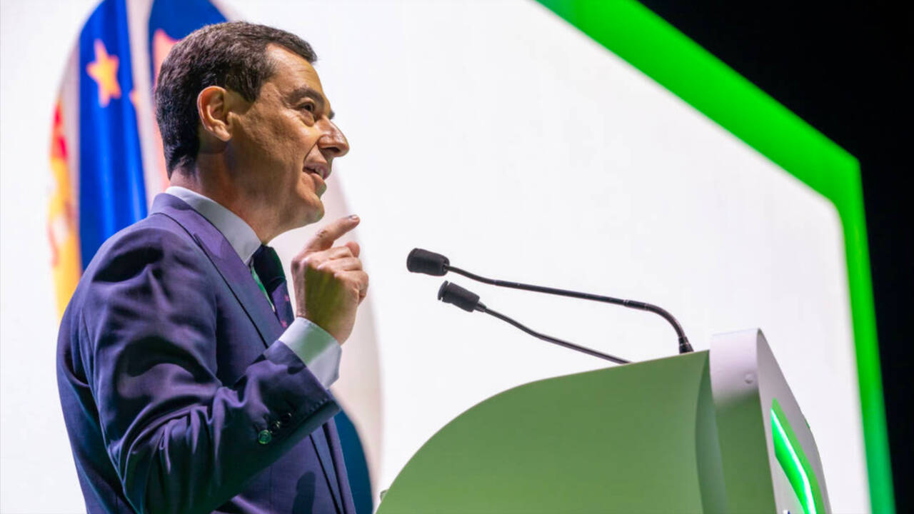 El presidente de la Junta de Andalucía, Juanma Moreno interviene en el I Congreso Nacional de Hidrógeno verde en Huelva.