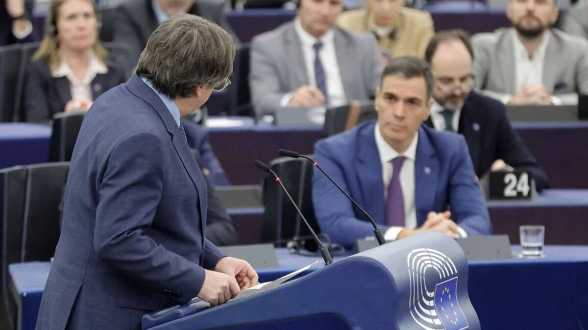 Puigdemont interviene en la Eurocámara con Sánchez compareciendo.
