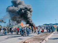 Agricultores bloquean el puerto de Castellón con barricadas y queman ruedas