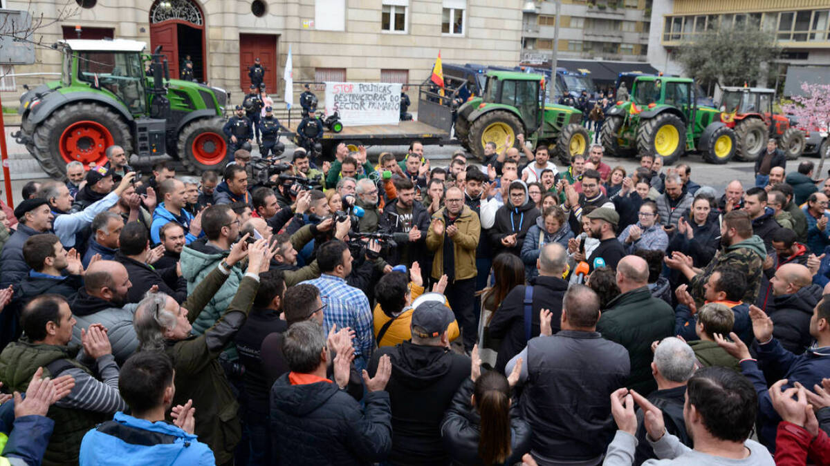 Varios agricultores llegan a Ourense durante una manifestación en la segunda jornada de protestas por las condiciones del campo.