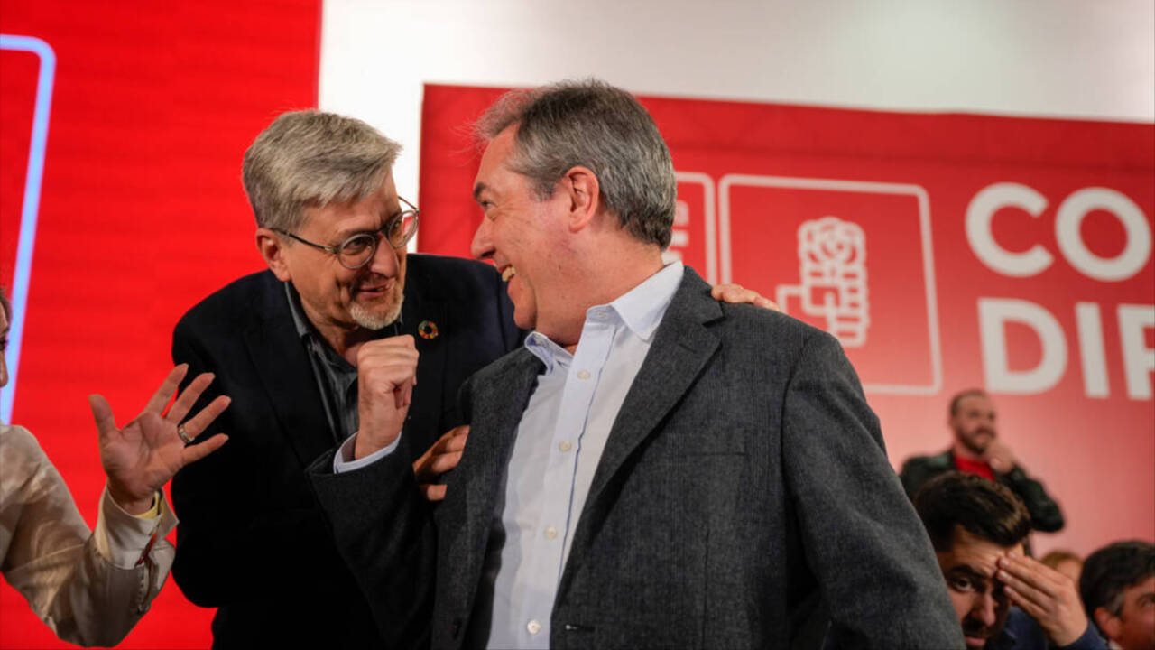 El secretario general del PSOE de Andalucía, Juan Espadas, con el parlamentario del PSOE, Josele Aguilar.