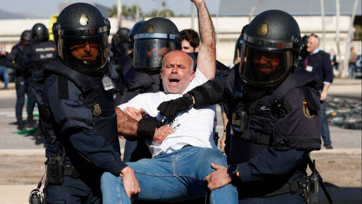 La Policía se lleva al secretario de La Unió, Carles Peris, en la protesta de Castellón.