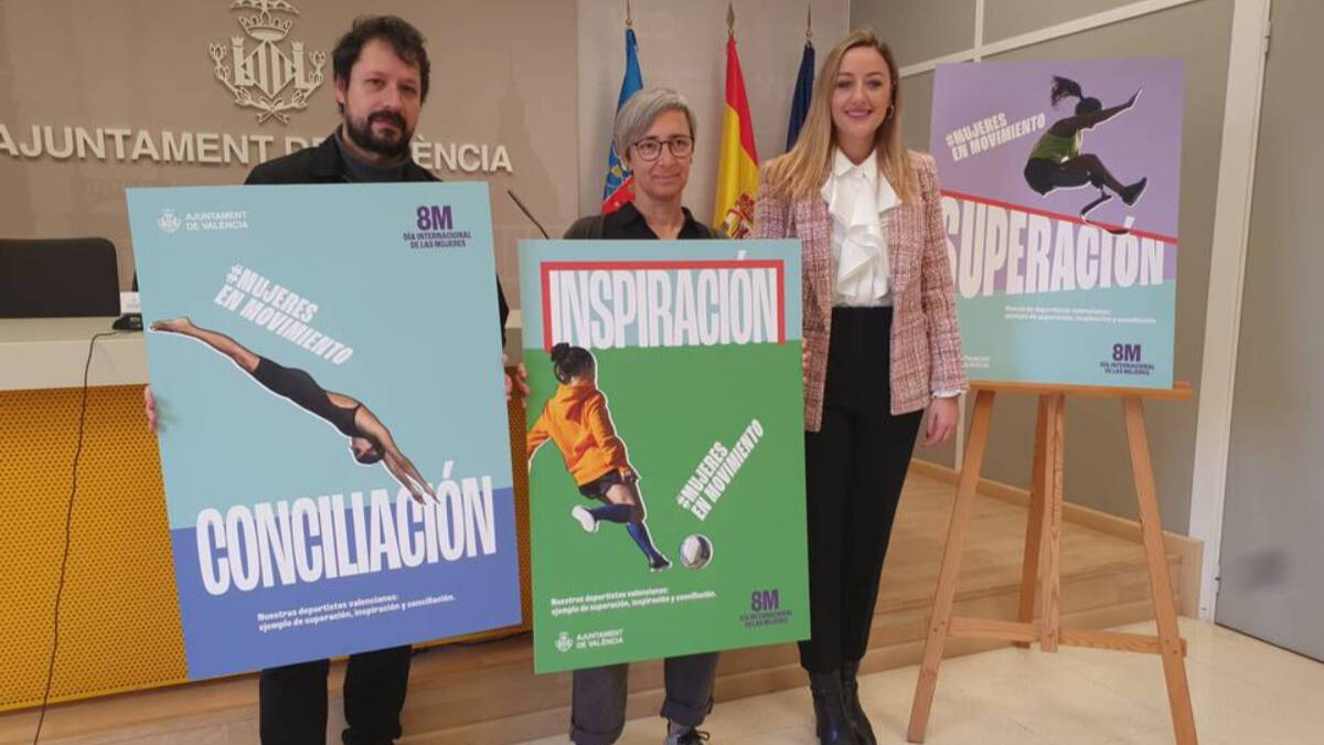 La edil de Igualdad y Deportes en València, Rocío Gil, y miembros del ayuntamiento junto a los carteles del "8M"