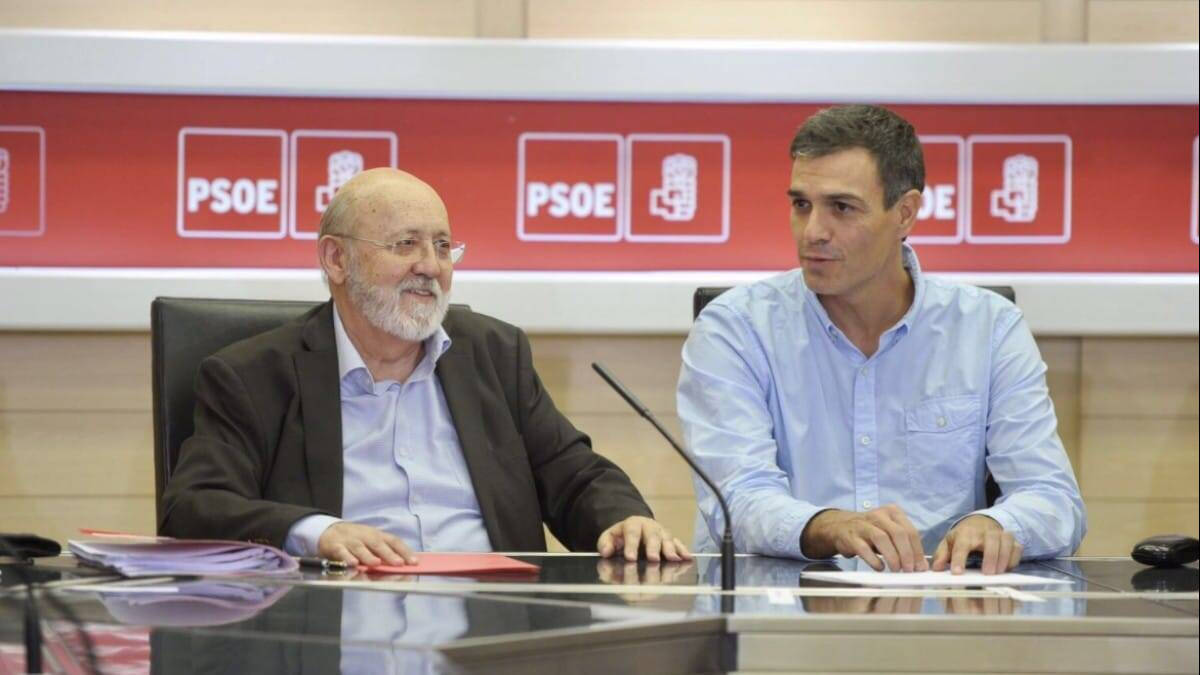Félix Tezanos, presidente del CIS, junto a Pedro Sánchez