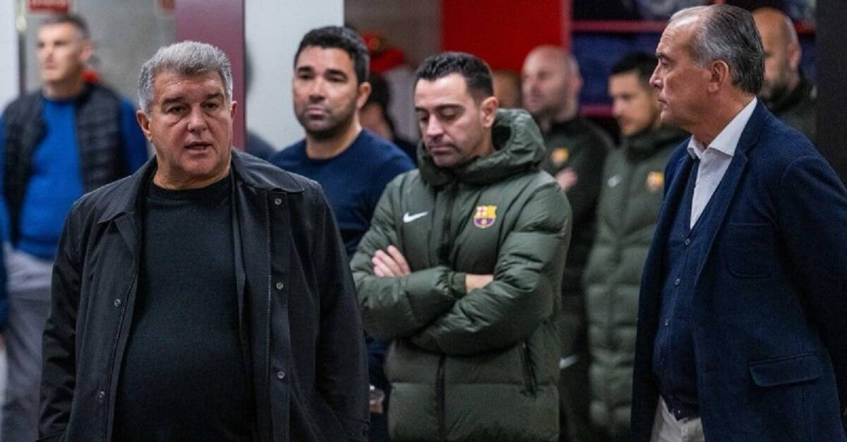Laporta y Xavi Hernández, junto a los jugadores, en el vestuario del Barcelona. 