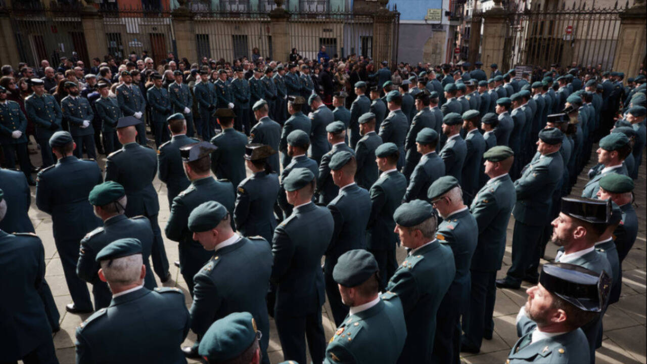 Imágenes del funeral en Pamplona de uno de los agentes muertos en Barbate.