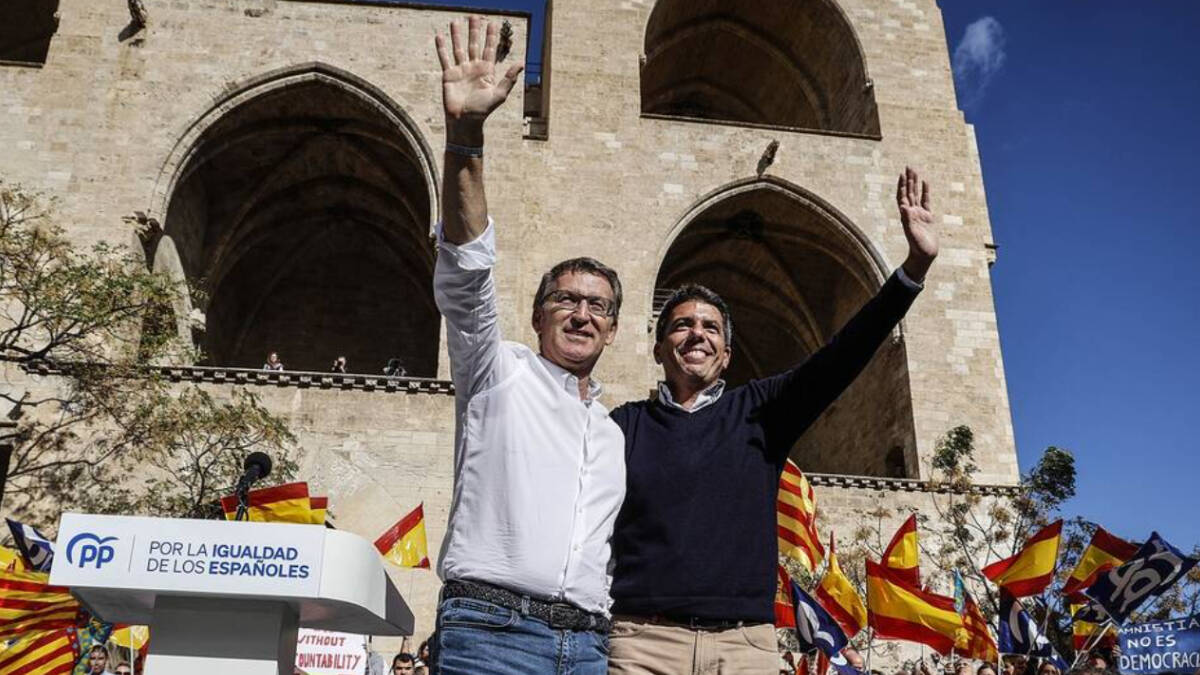 El presidente del Partido Popular, Alberto Núñez Feijóo y el presidente de la Generalitat Valenciana, Carlos Mazón, durante el acto del PP contra la amnistía en Valencia.