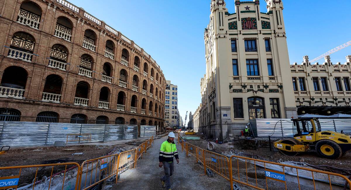Imagen de las obras que se realizan en la calle Alicante de València para construir el cañón peatonal entre las estaciones de Alacant y Xàtiva de Metrovalencia.