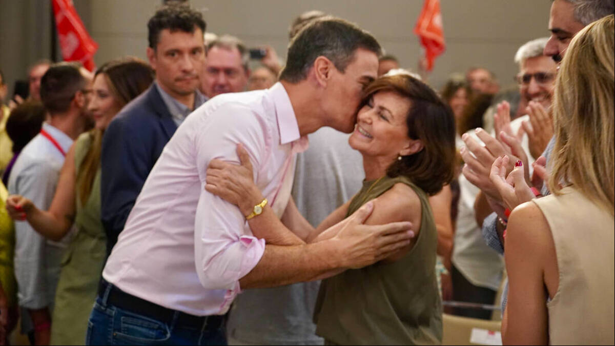 El presidente del Gobierno de España y secretario general del PSOE, Pedro Sánchez, saluda a Carmen Calvo durante un acto del partido.