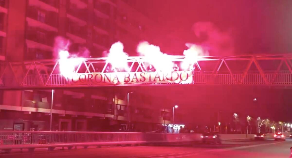 Pancarta colgada por los Ultra Yomus en un puente de la ciudad de Valencia con el mensaje Corona Bastardo. 