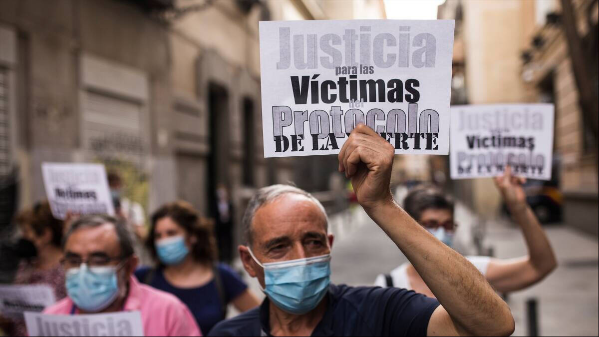 Varias personas participan en una manifestación convocada contra la gestión de Isabel Díaz Ayuso en las residencias durante la pandemia.