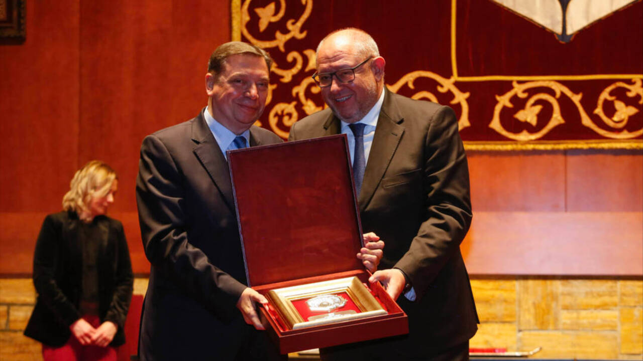 El ministro Luis Planas recoge el premio Tomás de Aquino de la Universidad de Córdoba.