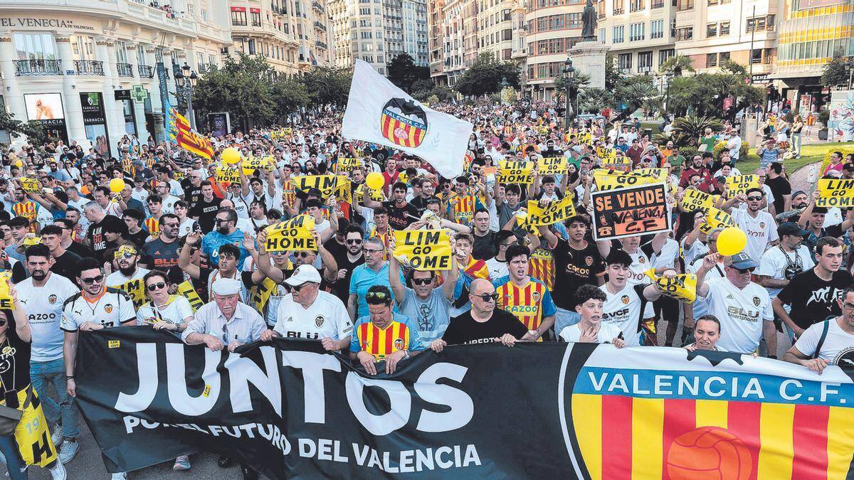 Aficionados del Valencia CF manifestándose 