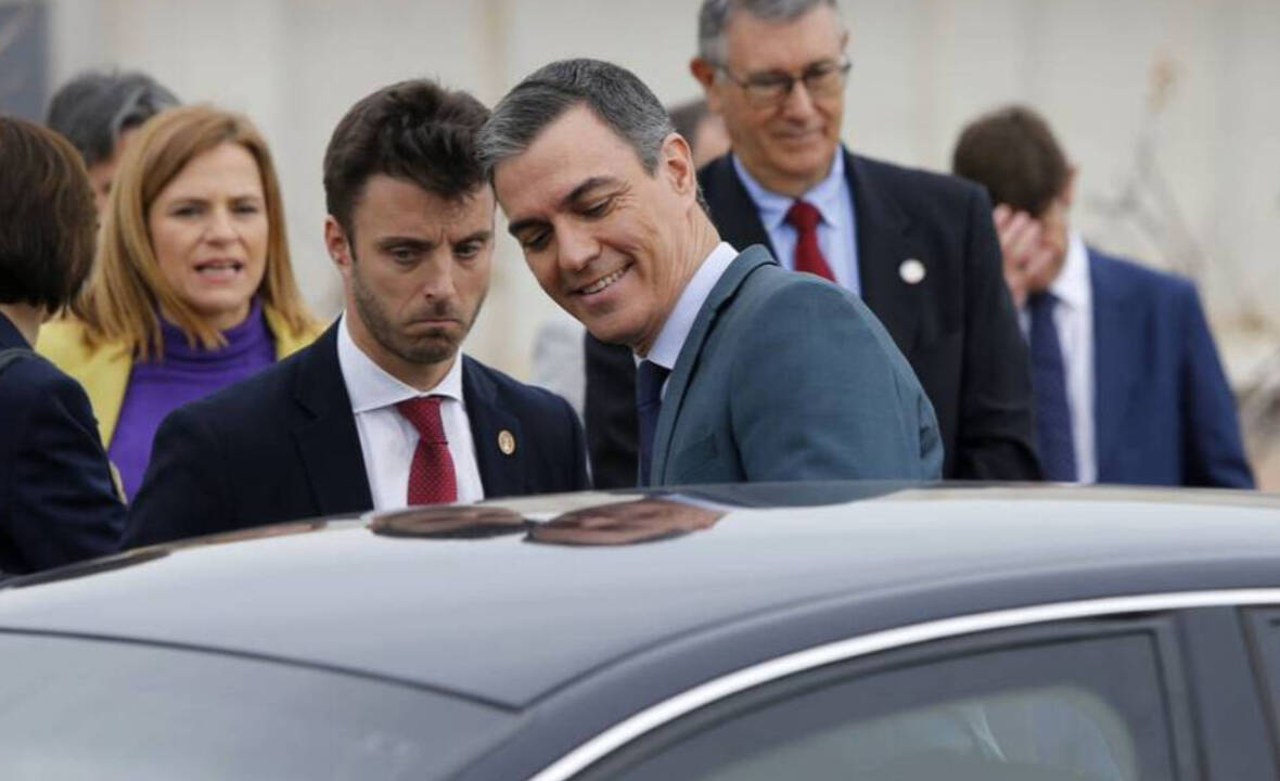 El presidente del Gobierno, Pedro Sánchez (c), se sube al coche tras su visita a las instalaciones de la planta desaladora de Torrevieja