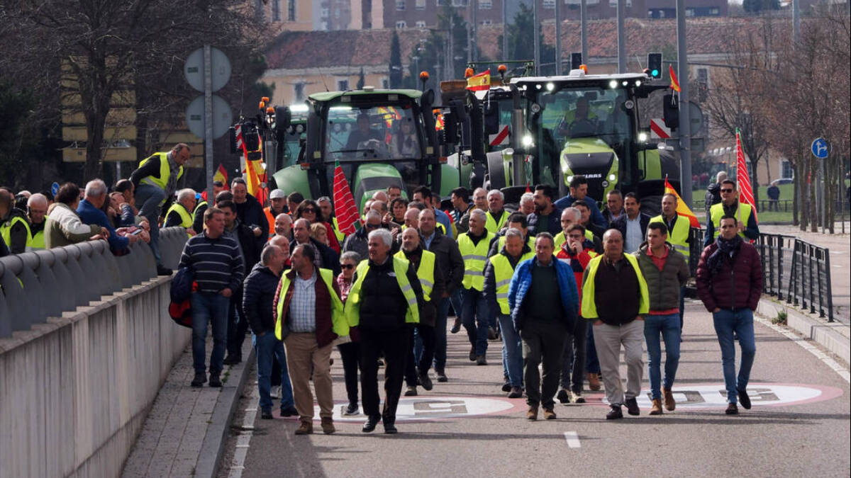 Agricultores y tractores en la novena jornada de protestas en Valladolid.