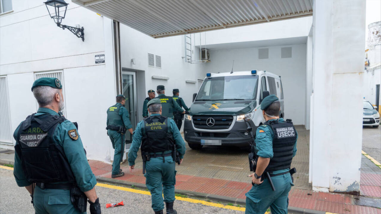 Agentes durante las detenciones en los juzgados de Barbate (Cádiz).