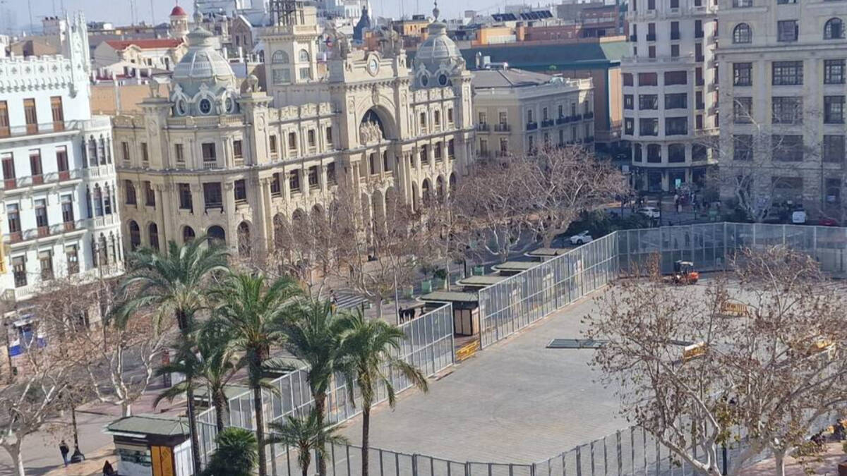 La jaula de las mascletàs en la plaza del Ayuntamiento y el Palacio de Correos al fondo / Sonia García