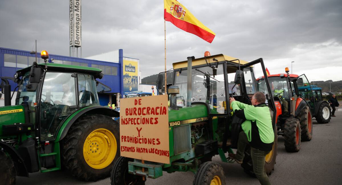 Agricultores y tractores en una manifestación durante la décima jornada de protestas de los tractores en las carreteras españolas