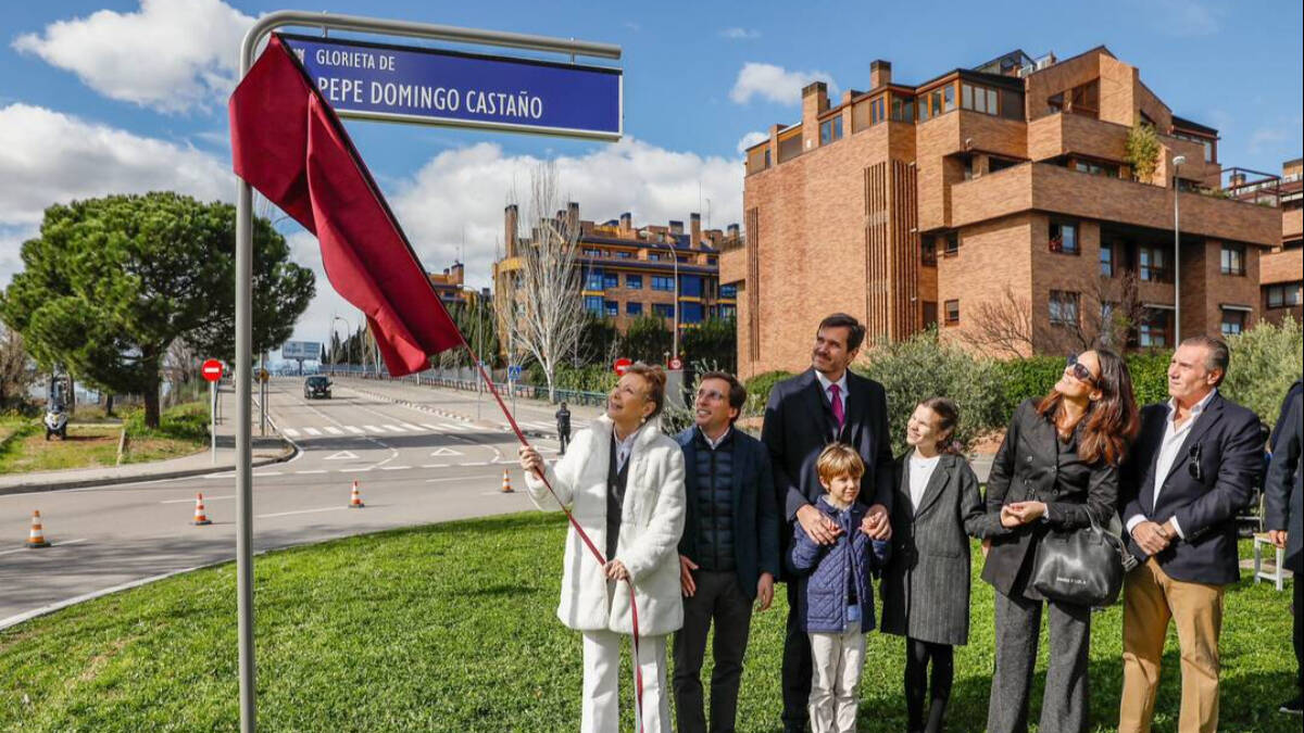 La familia de Castaño y el alcalde de Madrid, en la inauguración del reconocimiento. 