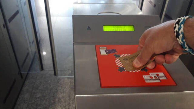 Renfe implantará el pago con tarjeta en los tornos de 10 estaciones de Cercanías