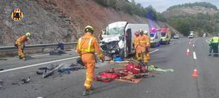 Muere un hombre tras chocar su furgoneta contra un camión en la A-7 en Xàtiva