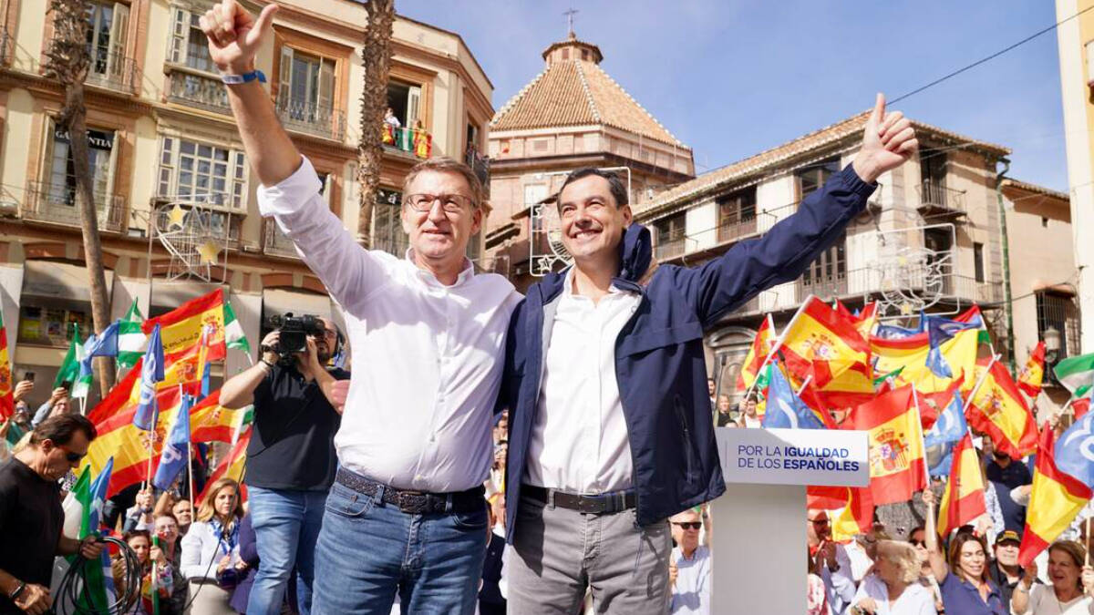 El presidente del Partido Popular, Alberto Núñez Feijóo, junto al presidente de la Junta de Andalucía, Juanma Moreno.